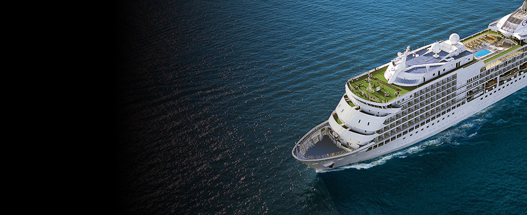 Seven Seas Navigator at sea