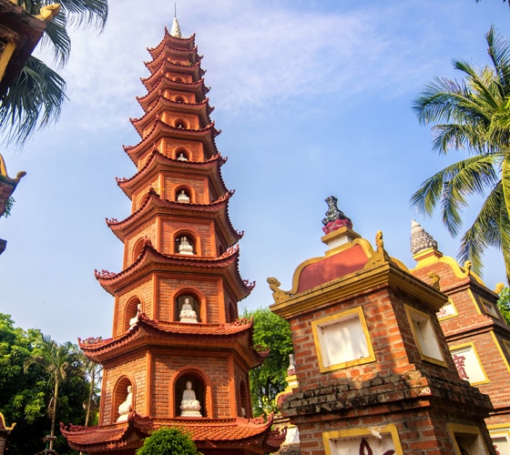 Um antigo templo de pagode no meio de uma floresta encantada