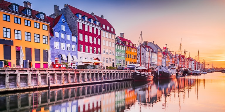 EVENING WALK AND DINNER IN HISTORICAL NYHAVN